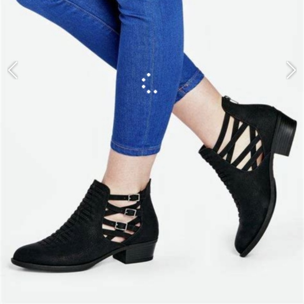 Black ankle booties! 9W